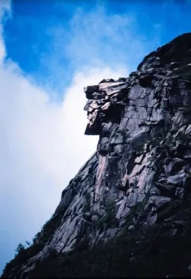 “The Old Man of the Mountain” - Uma melodia melancólica que evoca imagens de paisagens montanhosas solitárias